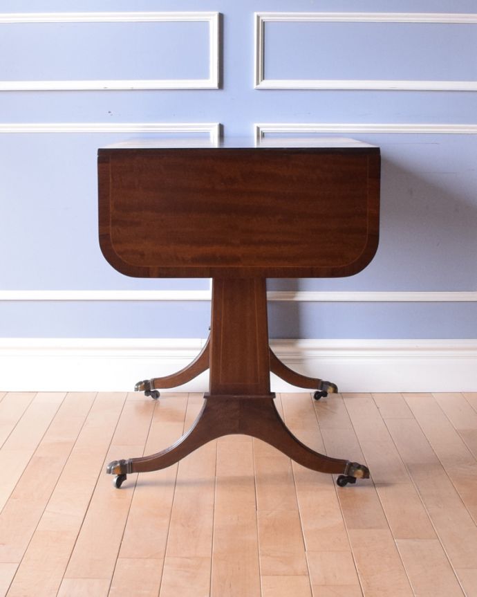 アンティークのテーブル　アンティーク家具　色々な使い方ができる伸張式テーブル、アンティークバタフライテーブル。閉じたときは、天板の木目が見えるので、この状態でもインテリアとしてかなり素敵です！。(k-1646-f)