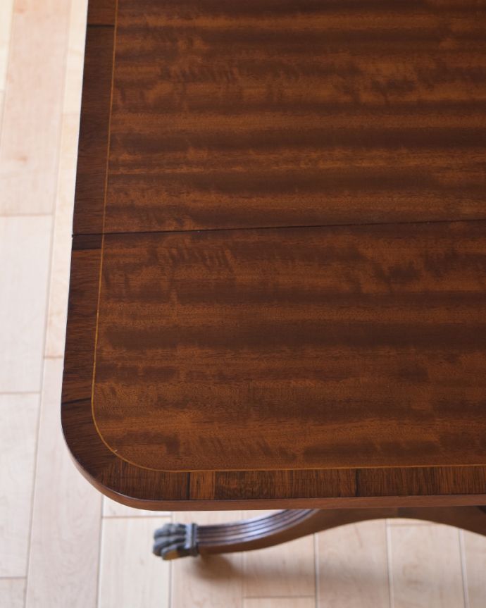 アンティークのテーブル　アンティーク家具　色々な使い方ができる伸張式テーブル、アンティークバタフライテーブル。木目も美しいです。(k-1646-f)