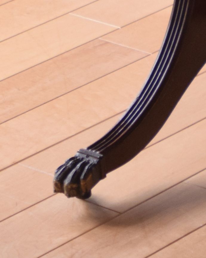 アンティークのテーブル　アンティーク家具　色々な使い方ができる伸張式テーブル、アンティークバタフライテーブル。脚先にはキャスターが付いてます。(k-1646-f)