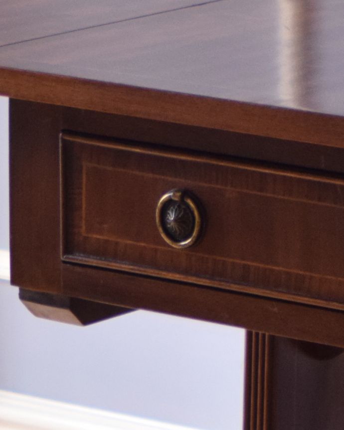 アンティークのテーブル　アンティーク家具　色々な使い方ができる伸張式テーブル、アンティークバタフライテーブル。引き出しの縁どりにも繊細なデザインが施されています。(k-1646-f)