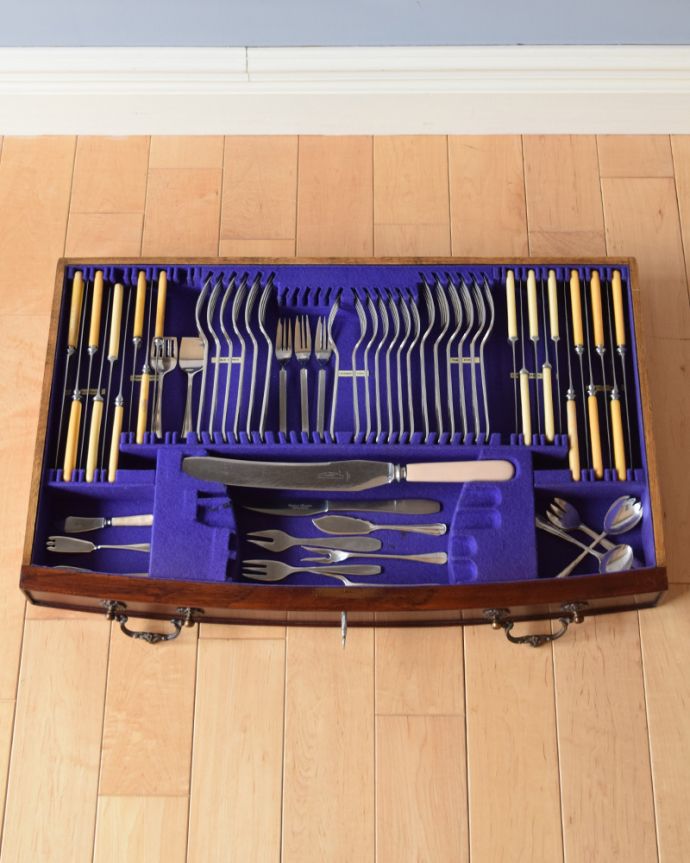 アンティークのチェスト　アンティーク家具　スタッフも驚いた！ゴージャスなカトラリーチェスト、アンティークの英国家具。引き出し上段です。(k-1647-f)