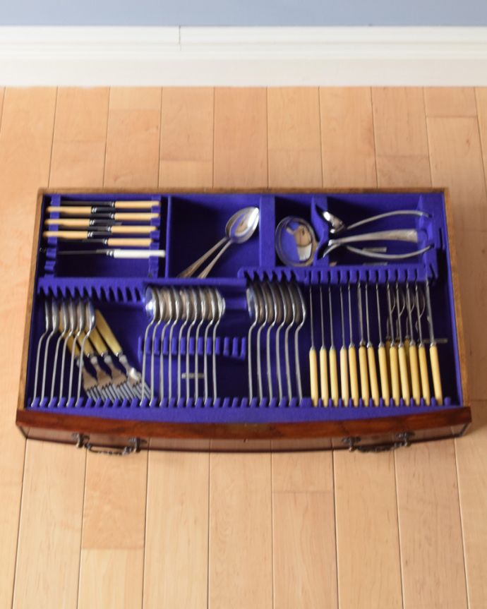 アンティークのチェスト　アンティーク家具　スタッフも驚いた！ゴージャスなカトラリーチェスト、アンティークの英国家具。引き出し下段です。(k-1647-f)