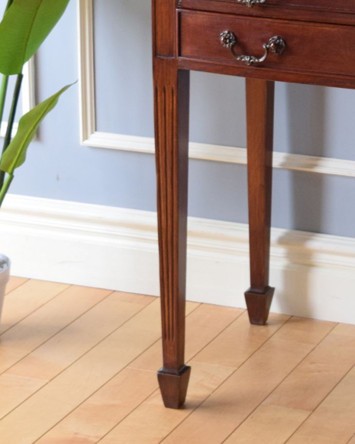 アンティークのチェスト　アンティーク家具　スタッフも驚いた！ゴージャスなカトラリーチェスト、アンティークの英国家具。上品なラインの脚がしっかりとキャビネットを支えます。(k-1647-f)