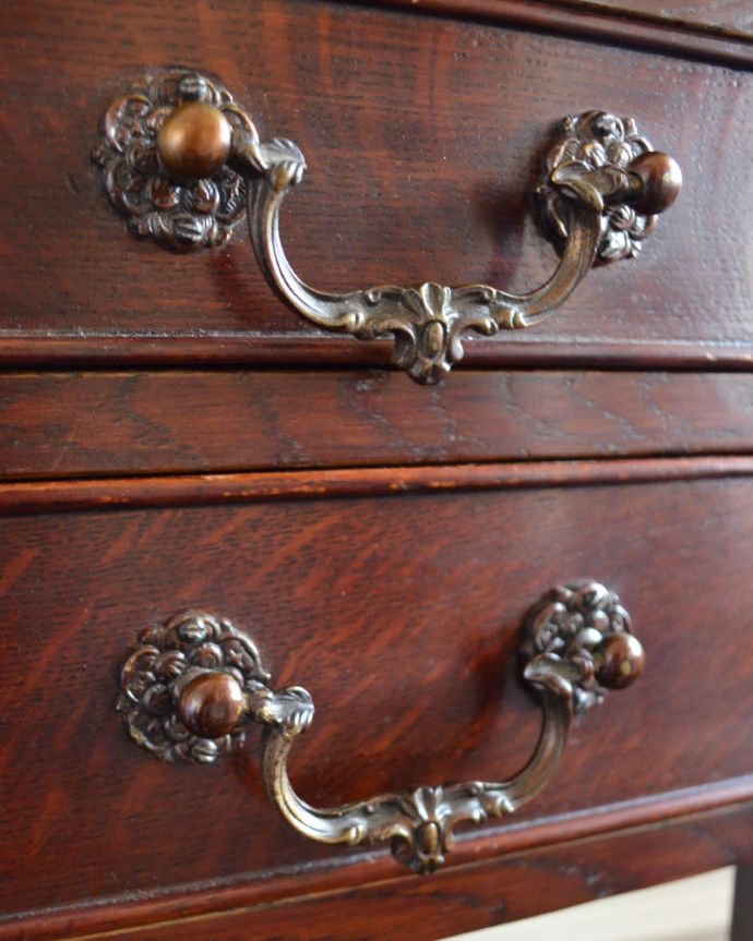 アンティークのチェスト　アンティーク家具　スタッフも驚いた！ゴージャスなカトラリーチェスト、アンティークの英国家具。ハンドル形のオシャレな取っ手です。(k-1647-f)