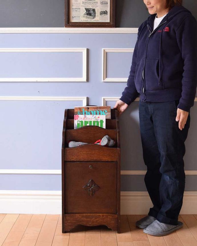 マガジンラック　アンティーク家具　珍しい小さな扉付きのマガジンラック（コールボックス）、英国輸入のアンティーク家具。このマガジンラックなら、新聞さえ特別な気分で収納できますね。(k-1648-f)