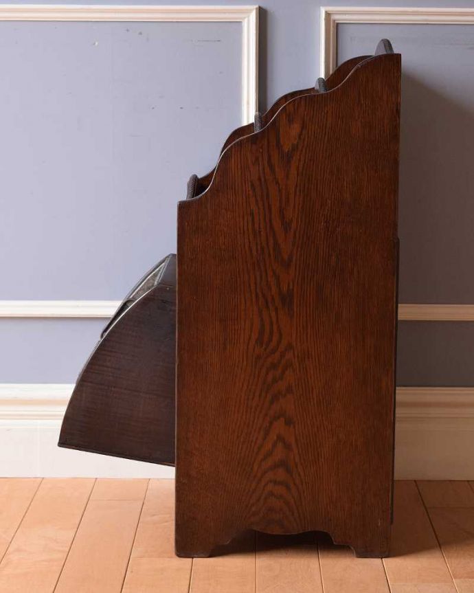 マガジンラック　アンティーク家具　珍しい小さな扉付きのマガジンラック（コールボックス）、英国輸入のアンティーク家具。サイドから見ても美しいデザインです。(k-1648-f)