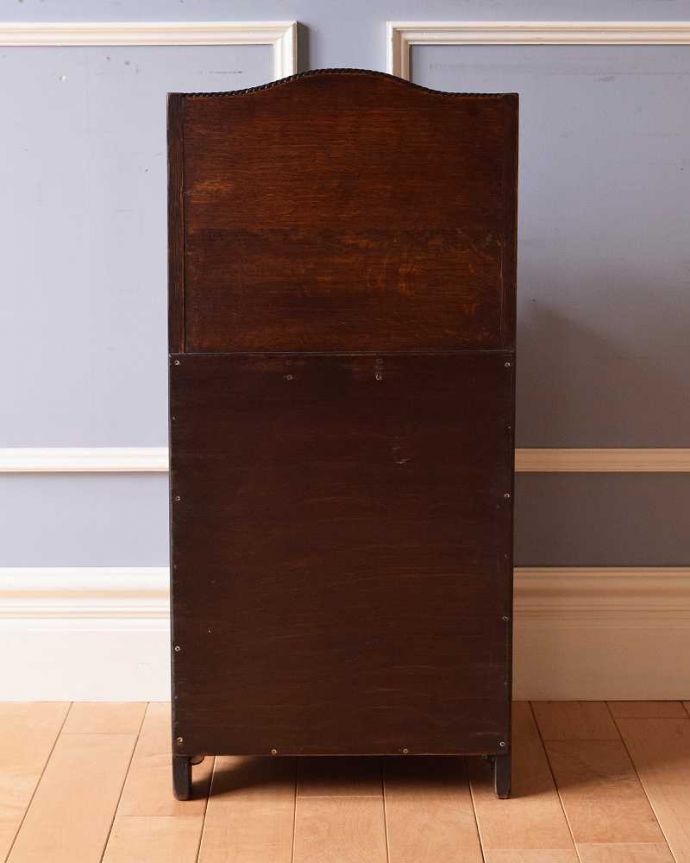 マガジンラック　アンティーク家具　珍しい小さな扉付きのマガジンラック（コールボックス）、英国輸入のアンティーク家具。アンティークは新品ではないので、もちろん経年変化によるキズはありますが、専門の職人が目立たないようキレイにお直しをしているので、後姿までキレイです。(k-1648-f)