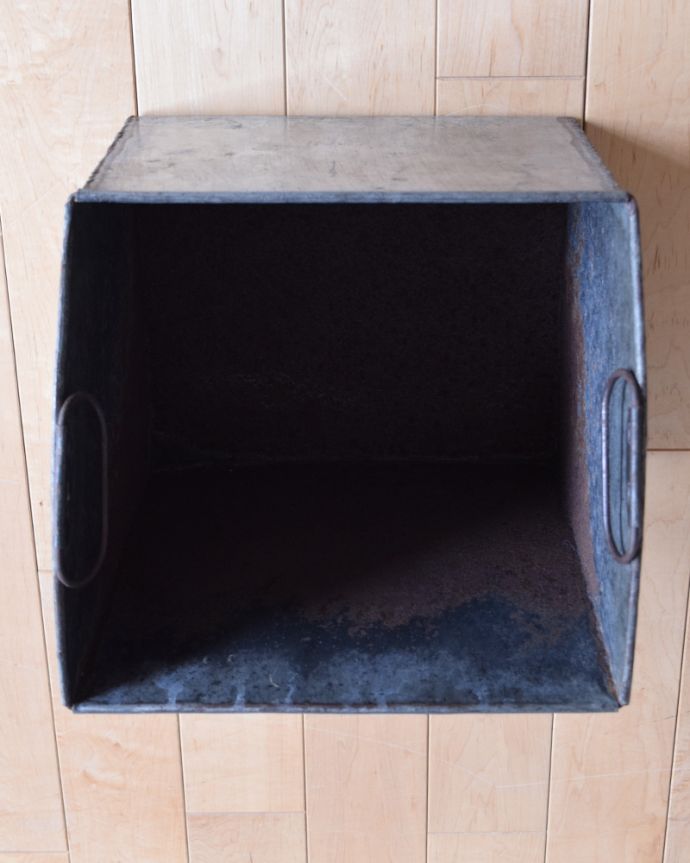 マガジンラック　アンティーク家具　珍しい小さな扉付きのマガジンラック（コールボックス）、英国輸入のアンティーク家具。扉の中に入っているボックスは取り外す事が可能です。(k-1648-f)