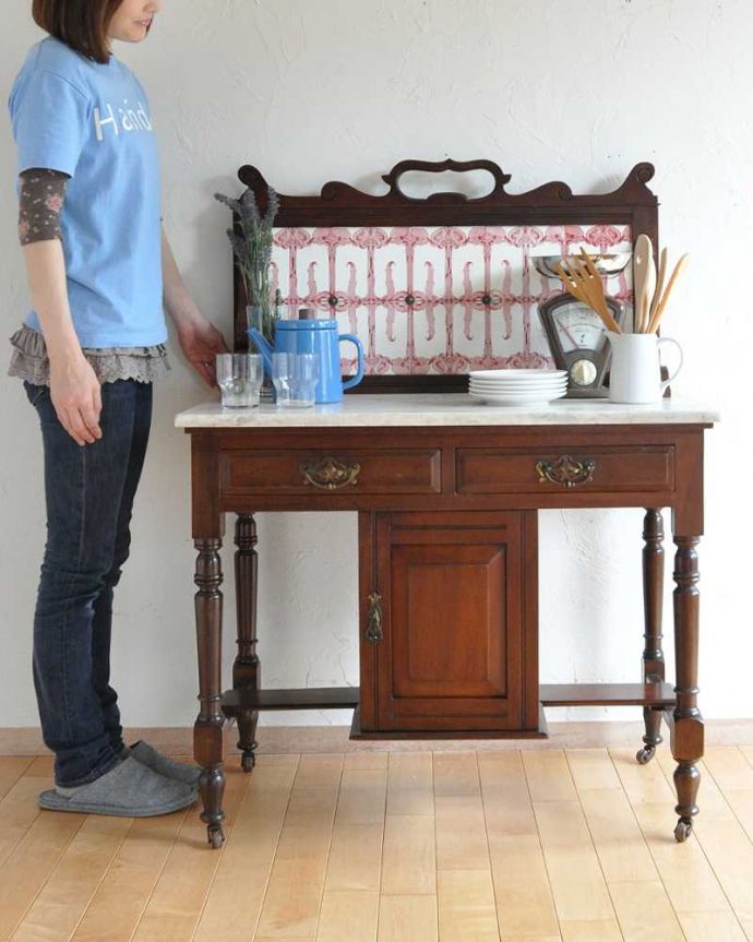 サイドボード　アンティーク家具　アンティークの英国輸入の家具、ピンクのタイルが華やかなウォッシュハンドスタンド（洗面台） 。ジャーや電話機などの家電を置いても自然になじみます。(k-1649-f)