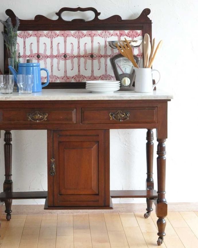 サイドボード　アンティーク家具　アンティークの英国輸入の家具、ピンクのタイルが華やかなウォッシュハンドスタンド（洗面台） 。女性らしい温かみがあります。(k-1649-f)