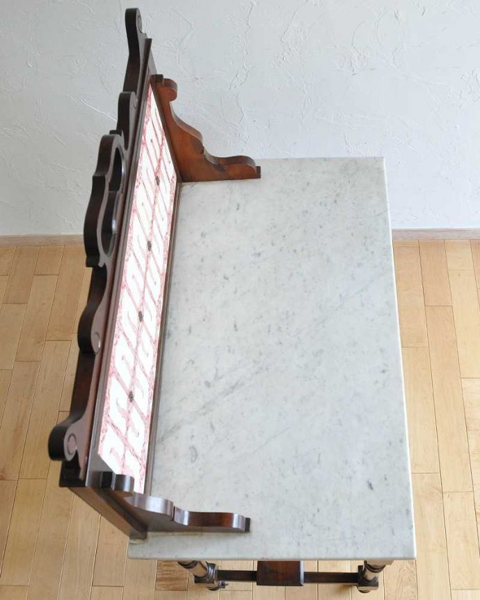 サイドボード　アンティーク家具　アンティークの英国輸入の家具、ピンクのタイルが華やかなウォッシュハンドスタンド（洗面台） 。天板もキレイな天然大理石。(k-1649-f)