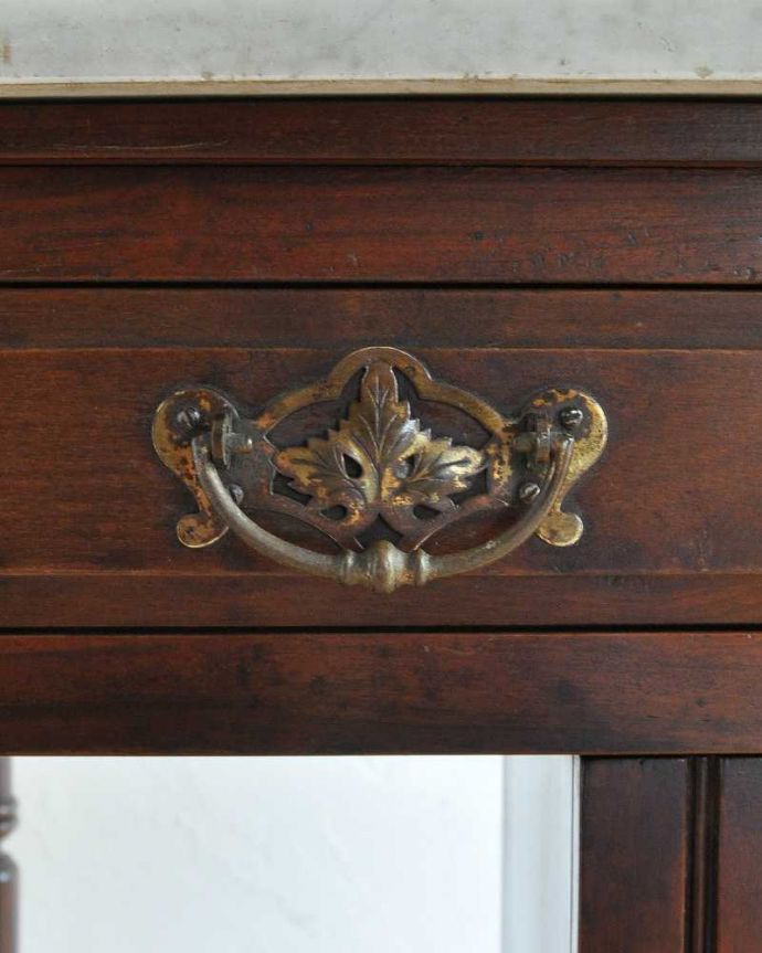 サイドボード　アンティーク家具　アンティークの英国輸入の家具、ピンクのタイルが華やかなウォッシュハンドスタンド（洗面台） 。アンティークの装飾がオシャレな取っ手です。(k-1649-f)