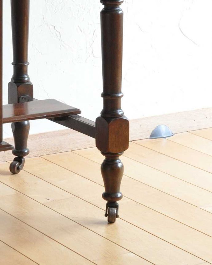 サイドボード　アンティーク家具　アンティークの英国輸入の家具、ピンクのタイルが華やかなウォッシュハンドスタンド（洗面台） 。きちんと調整したので、新しいものと比べるとスムーズではありませんが、ちゃんと動きます。(k-1649-f)