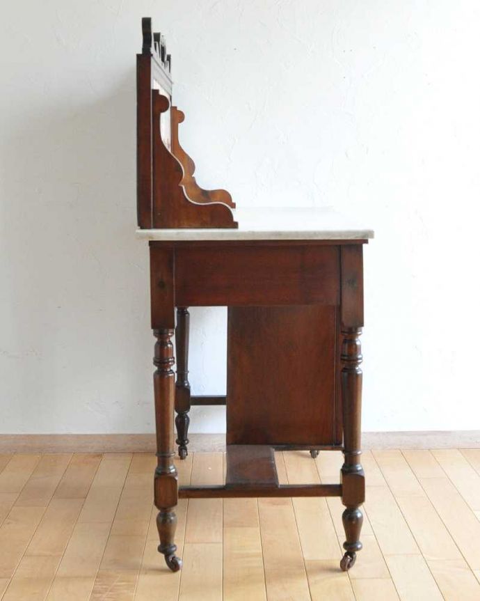 サイドボード　アンティーク家具　アンティークの英国輸入の家具、ピンクのタイルが華やかなウォッシュハンドスタンド（洗面台） 。奥行きはそれほどないので、お部屋に圧迫感もなく使いやすいです。(k-1649-f)