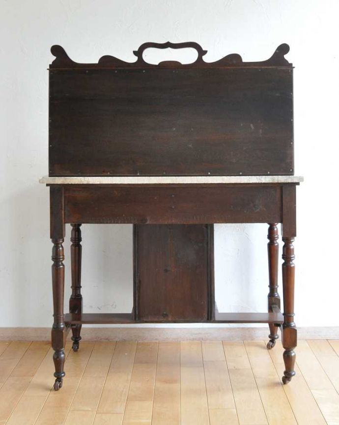 サイドボード　アンティーク家具　アンティークの英国輸入の家具、ピンクのタイルが華やかなウォッシュハンドスタンド（洗面台） 。アンティークは新品ではないので、もちろん経年変化によるキズはありますが、専門の職人が目立たないようキレイにお直しをしているので、後姿までキレイです。(k-1649-f)