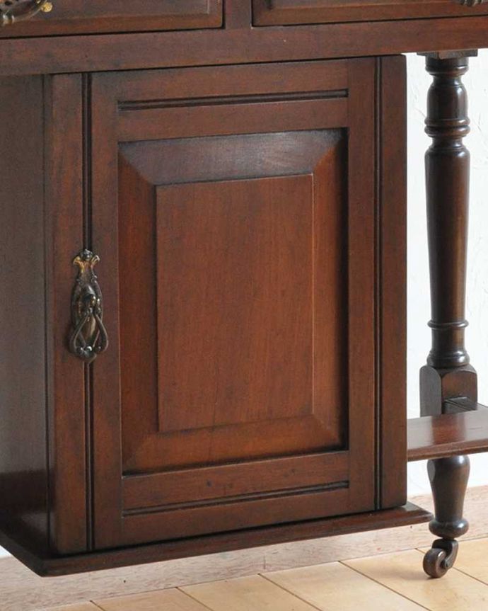 サイドボード　アンティーク家具　アンティークの英国輸入の家具、ピンクのタイルが華やかなウォッシュハンドスタンド（洗面台） 。味わい深い取っ手から、時間の流れを感じることができます。(k-1649-f)