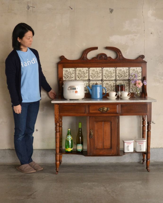 サイドボード　アンティーク家具　お花のタイルが付いたウォッシュスタンド、英国輸入のアンティーク家具 。ジャーや電話機などの家電を置いても自然になじみます。(k-1651-f)