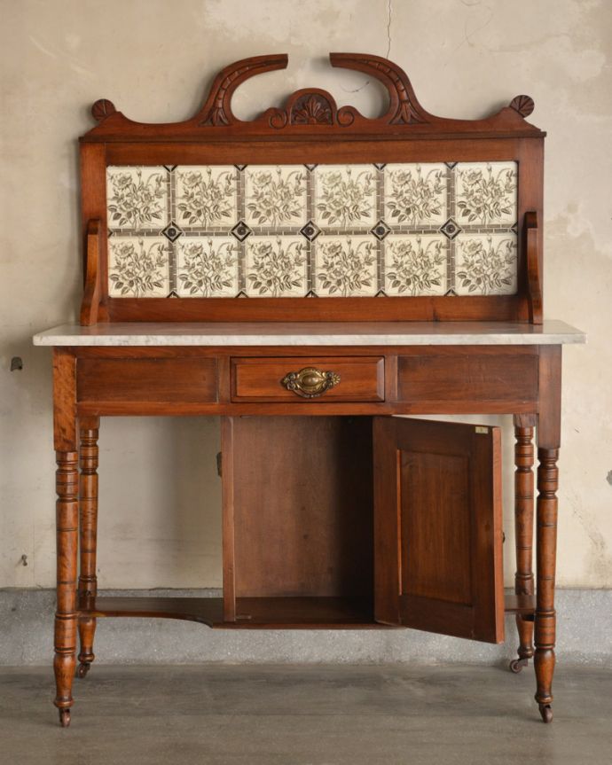 サイドボード　アンティーク家具　お花のタイルが付いたウォッシュスタンド、英国輸入のアンティーク家具 。中もキレイに仕上げているので、安心して収納できます。(k-1651-f)