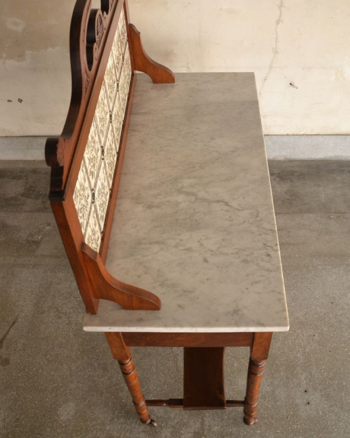 サイドボード　アンティーク家具　お花のタイルが付いたウォッシュスタンド、英国輸入のアンティーク家具 。天板もキレイな天然大理石。(k-1651-f)