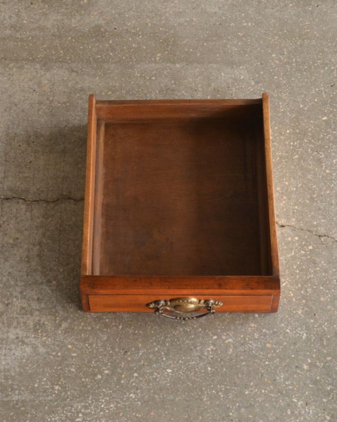 サイドボード　アンティーク家具　お花のタイルが付いたウォッシュスタンド、英国輸入のアンティーク家具 。引き出しがあります。(k-1651-f)