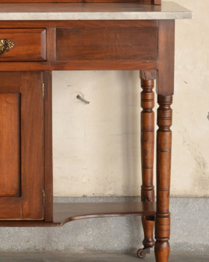 サイドボード　アンティーク家具　お花のタイルが付いたウォッシュスタンド、英国輸入のアンティーク家具 。脚元にもバスケットなどが置けるちょっとした物置きがあります。(k-1651-f)