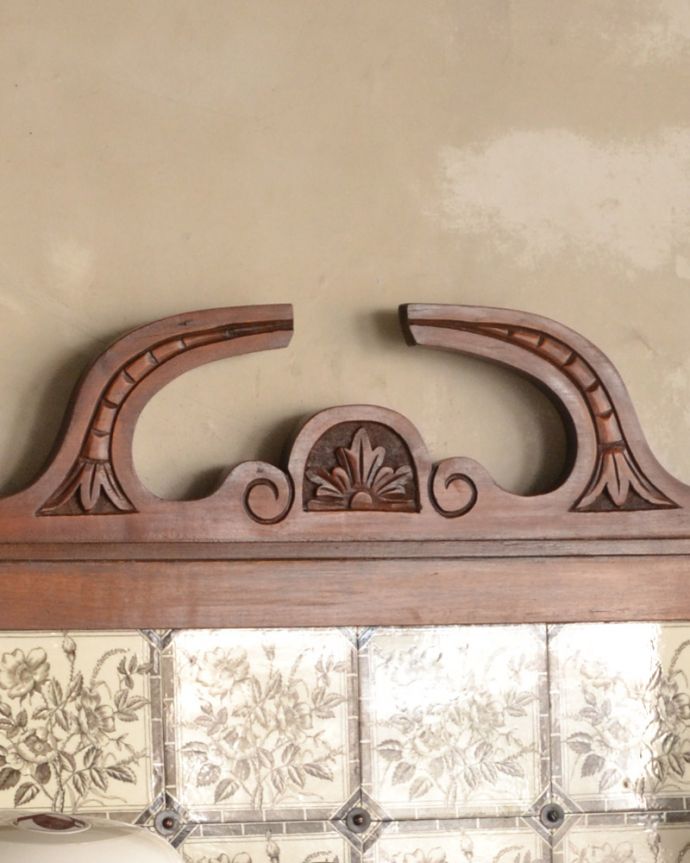 サイドボード　アンティーク家具　お花のタイルが付いたウォッシュスタンド、英国輸入のアンティーク家具 。美しい装飾が施されています。(k-1651-f)