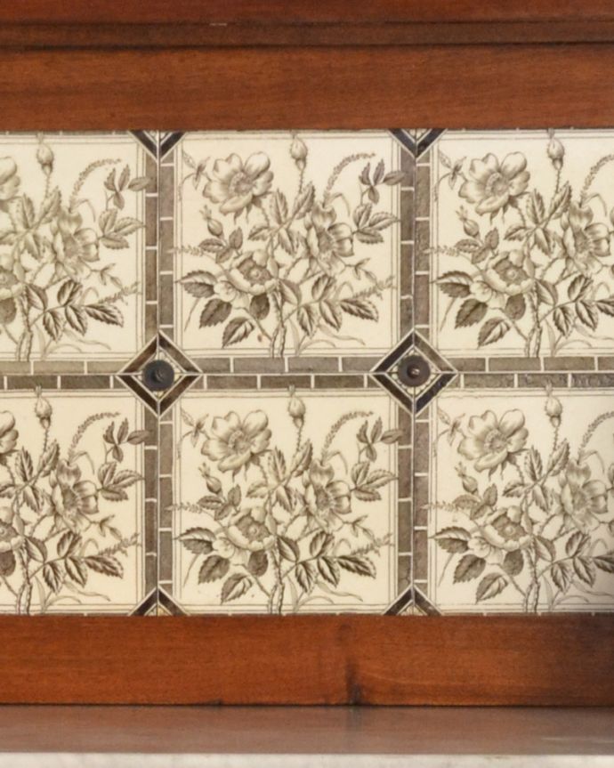 サイドボード　アンティーク家具　お花のタイルが付いたウォッシュスタンド、英国輸入のアンティーク家具 。正面にもアンティークのタイルが貼ってあります。(k-1651-f)