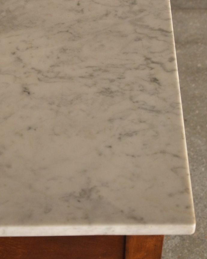 サイドボード　アンティーク家具　お花のタイルが付いたウォッシュスタンド、英国輸入のアンティーク家具 。清潔感のある明るい色の大理石です。(k-1651-f)