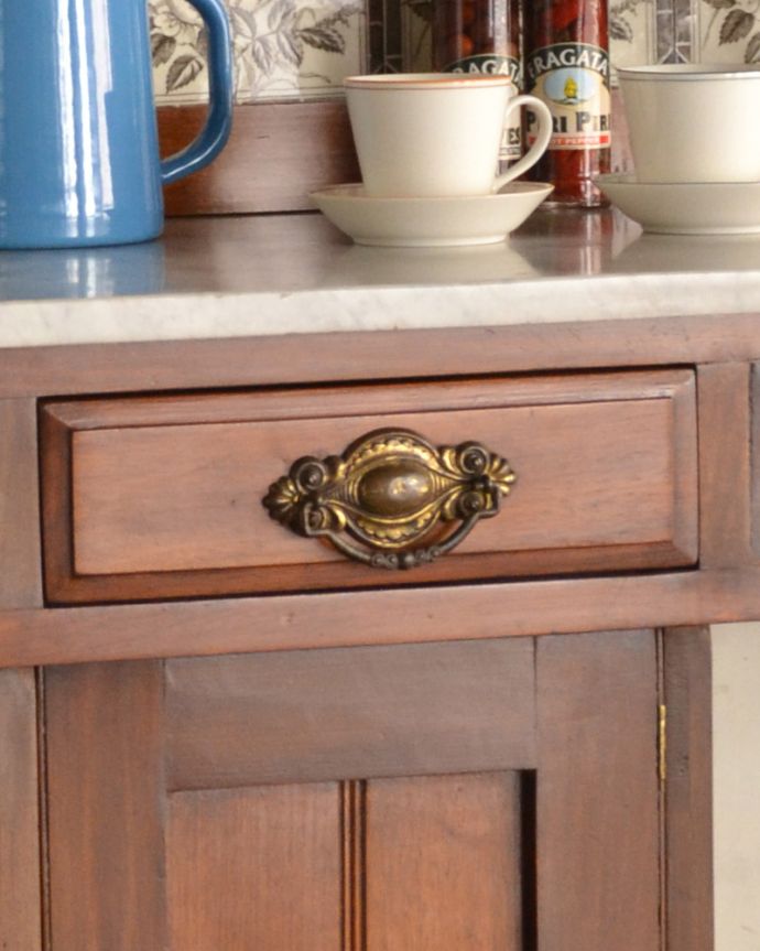 サイドボード　アンティーク家具　お花のタイルが付いたウォッシュスタンド、英国輸入のアンティーク家具 。アンティークの装飾がオシャレな取っ手です。(k-1651-f)