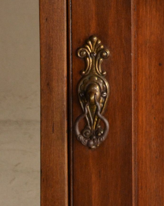 サイドボード　アンティーク家具　お花のタイルが付いたウォッシュスタンド、英国輸入のアンティーク家具 。味わい深い取っ手から、時間の流れを感じることができます。(k-1651-f)