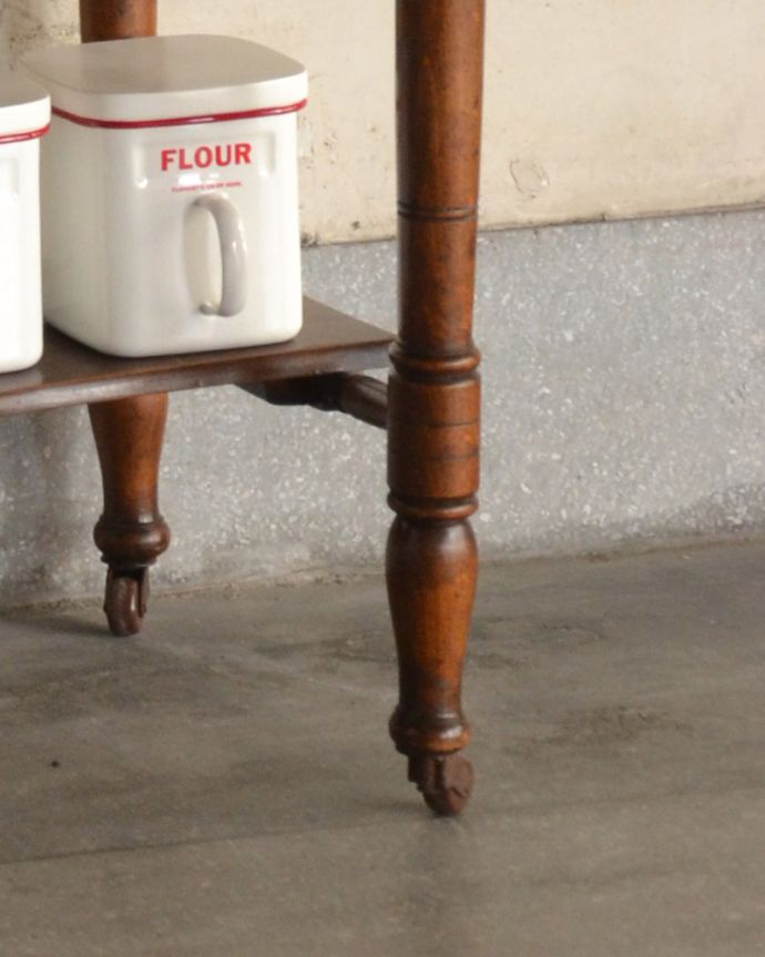 サイドボード　アンティーク家具　お花のタイルが付いたウォッシュスタンド、英国輸入のアンティーク家具 。きちんと調整したので、新しいものと比べるとスムーズではありませんが、ちゃんと動きます。(k-1651-f)