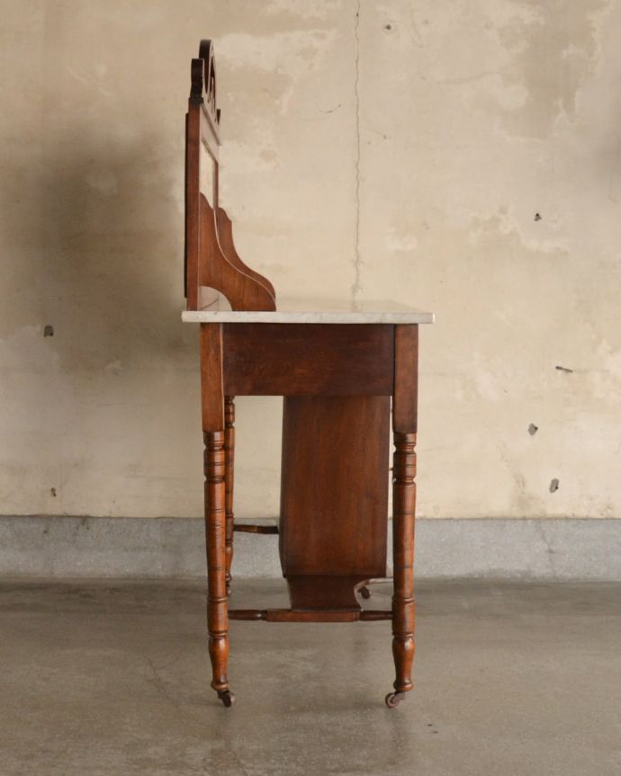 サイドボード　アンティーク家具　お花のタイルが付いたウォッシュスタンド、英国輸入のアンティーク家具 。奥行きはそれほどないので、お部屋に圧迫感もなく使いやすいです。(k-1651-f)