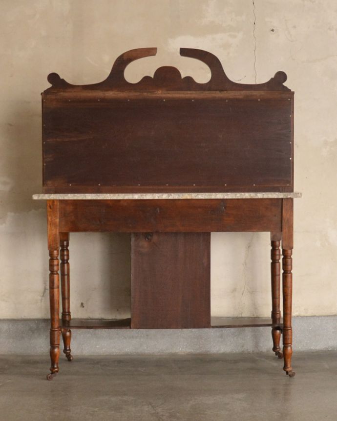 サイドボード　アンティーク家具　お花のタイルが付いたウォッシュスタンド、英国輸入のアンティーク家具 。アンティークは新品ではないので、もちろん経年変化によるキズはありますが、専門の職人が目立たないようキレイにお直しをしているので、後姿までキレイです。(k-1651-f)