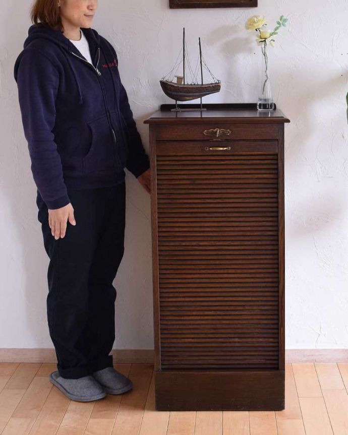 アンティークのチェスト　アンティーク家具　書斎で使える英国アンティーク家具、蛇腹式の扉がお洒落なファイリングキャビネット。コンパクトなので、リビング、書斎や寝室で活躍してくれるでしょう。(k-1652-f)