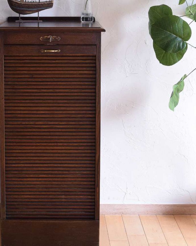 アンティークのチェスト　アンティーク家具　書斎で使える英国アンティーク家具、蛇腹式の扉がお洒落なファイリングキャビネット。アンティークならではのなんとも美しいデザインです。(k-1652-f)