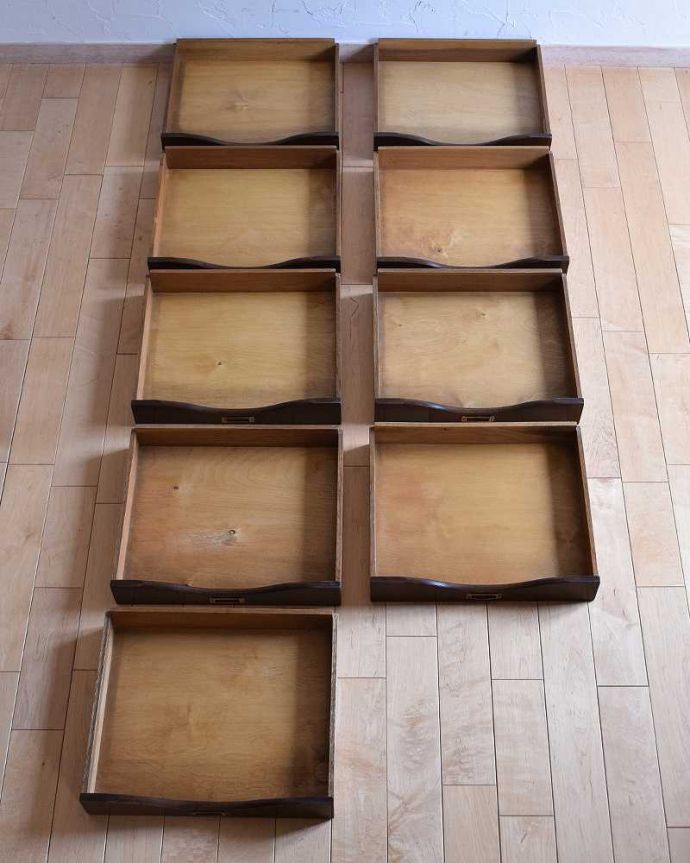 アンティークのチェスト　アンティーク家具　書斎で使える英国アンティーク家具、蛇腹式の扉がお洒落なファイリングキャビネット。引き出しは手前が1段目です。(k-1652-f)