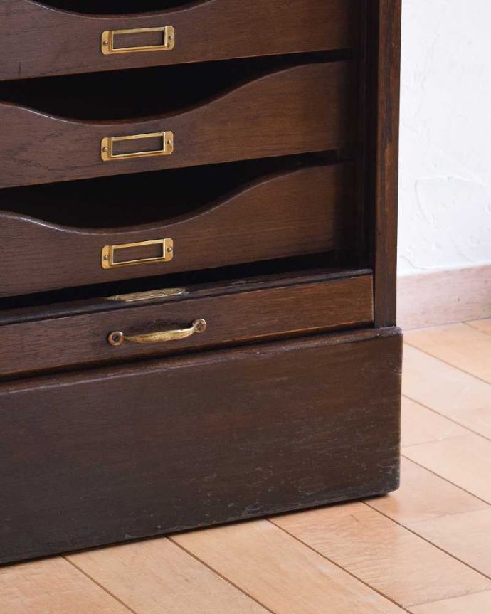 アンティークのチェスト　アンティーク家具　書斎で使える英国アンティーク家具、蛇腹式の扉がお洒落なファイリングキャビネット。脚は床に付いたデザインです。(k-1652-f)