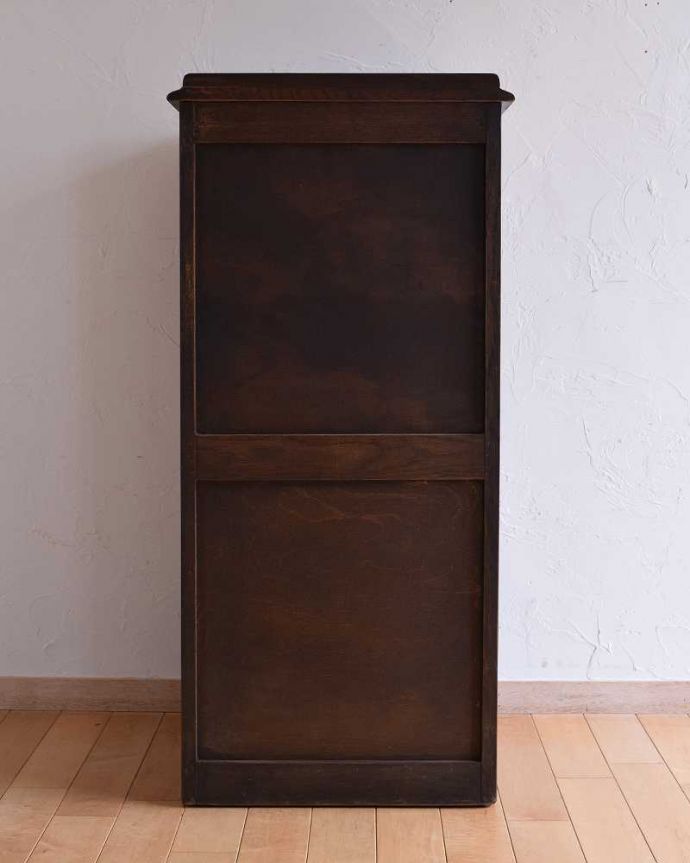 アンティークのチェスト　アンティーク家具　書斎で使える英国アンティーク家具、蛇腹式の扉がお洒落なファイリングキャビネット。アンティークは新品ではないので、もちろん経年変化によるキズはありますが、専門の職人が目立たないようキレイにお直しをしているので、後姿までキレイです。(k-1652-f)