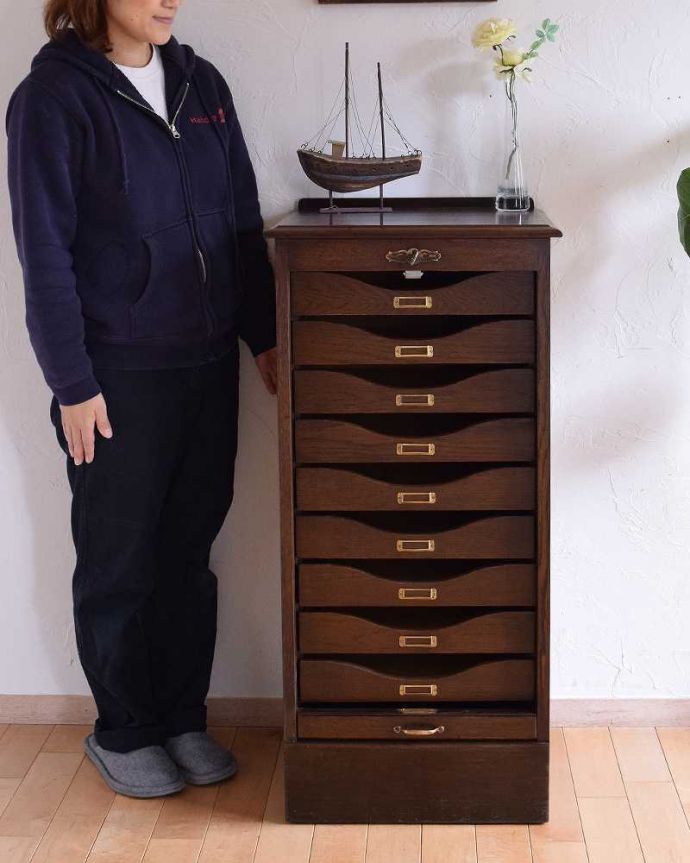 アンティークのチェスト　アンティーク家具　書斎で使える英国アンティーク家具、蛇腹式の扉がお洒落なファイリングキャビネット。蛇腹の扉の中には9杯ものトレーが付いています。(k-1652-f)