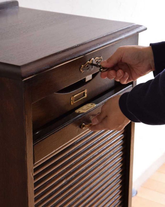 アンティークのチェスト　アンティーク家具　書斎で使える英国アンティーク家具、蛇腹式の扉がお洒落なファイリングキャビネット。中々出会えない蛇腹の扉が付いています。(k-1652-f)