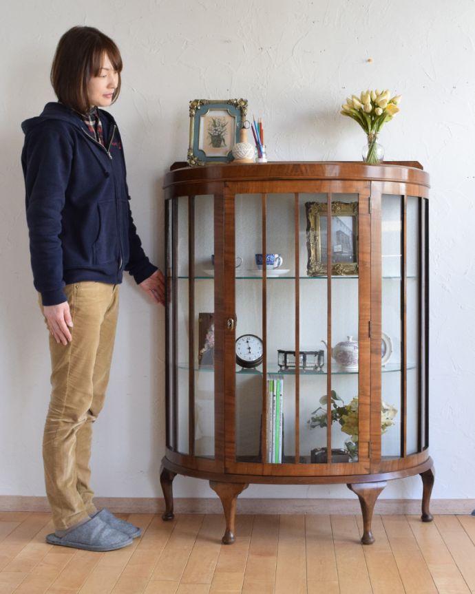 アンティークのキャビネット　アンティーク家具　美しいアンティーク家具、英国輸入のウォールナット材のガラスキャビネット。。(k-1654-f)