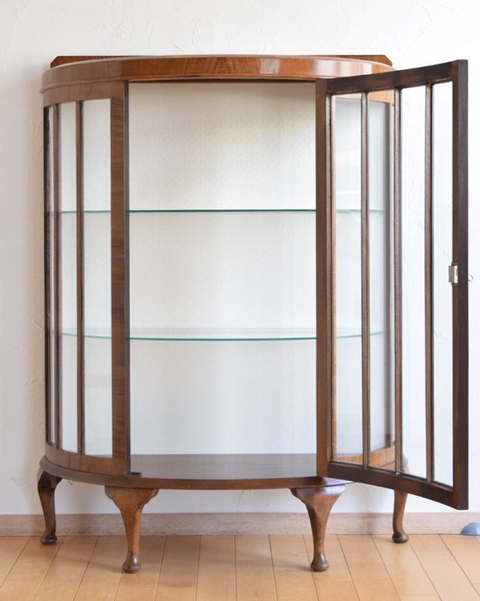 アンティークのキャビネット　アンティーク家具　美しいアンティーク家具、英国輸入のウォールナット材のガラスキャビネット。１枚の扉なので、扉を開いたときも美しいです。(k-1654-f)