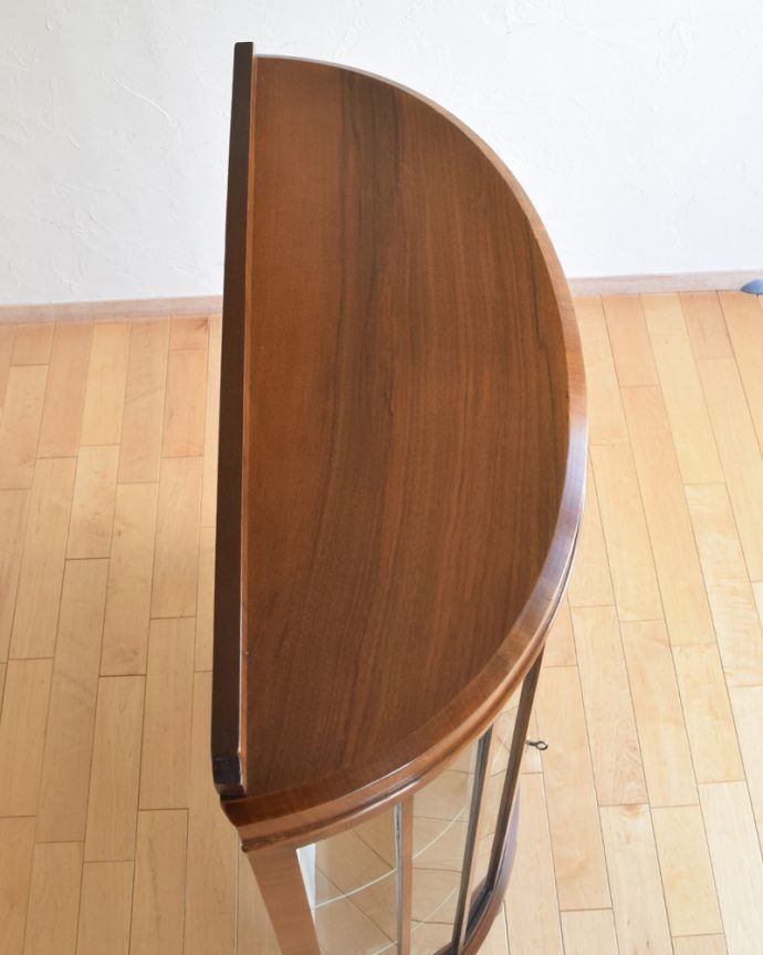 アンティークのキャビネット　アンティーク家具　美しいアンティーク家具、英国輸入のウォールナット材のガラスキャビネット。天板もキレイにお直ししました。(k-1654-f)