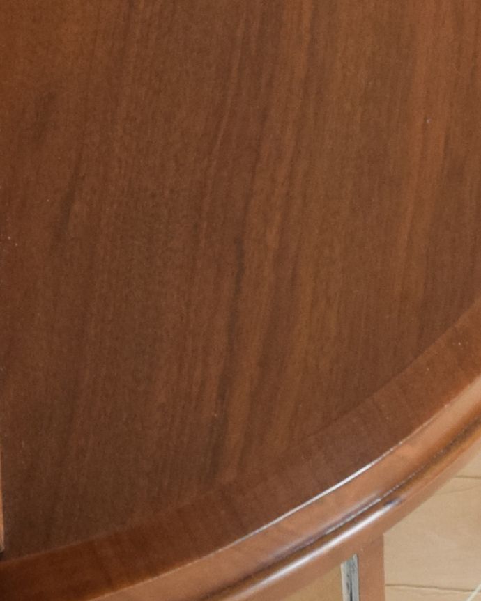 アンティークのキャビネット　アンティーク家具　美しいアンティーク家具、英国輸入のウォールナット材のガラスキャビネット。きちんと修復しているので、届いたその日からお使いいただけます。(k-1654-f)