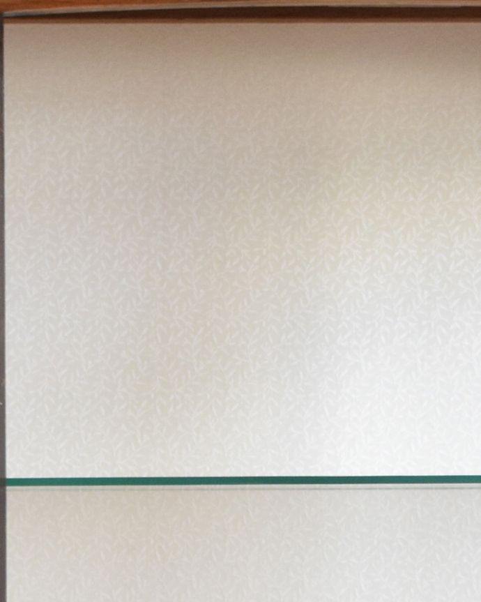 アンティークのキャビネット　アンティーク家具　美しいアンティーク家具、英国輸入のウォールナット材のガラスキャビネット。柄物の食器やお気に入りのアイテムが引き立つような生地になっています。(k-1654-f)