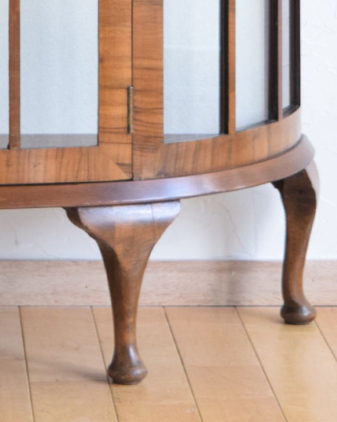 アンティークのキャビネット　アンティーク家具　美しいアンティーク家具、英国輸入のウォールナット材のガラスキャビネット。きちんと支えます。(k-1654-f)