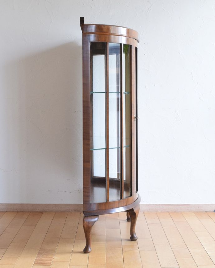 アンティークのキャビネット　アンティーク家具　美しいアンティーク家具、英国輸入のウォールナット材のガラスキャビネット。サイドもガラスなので、どこから見ても美しいです！しっかり作られているので、安心してお使いいただけます。(k-1654-f)