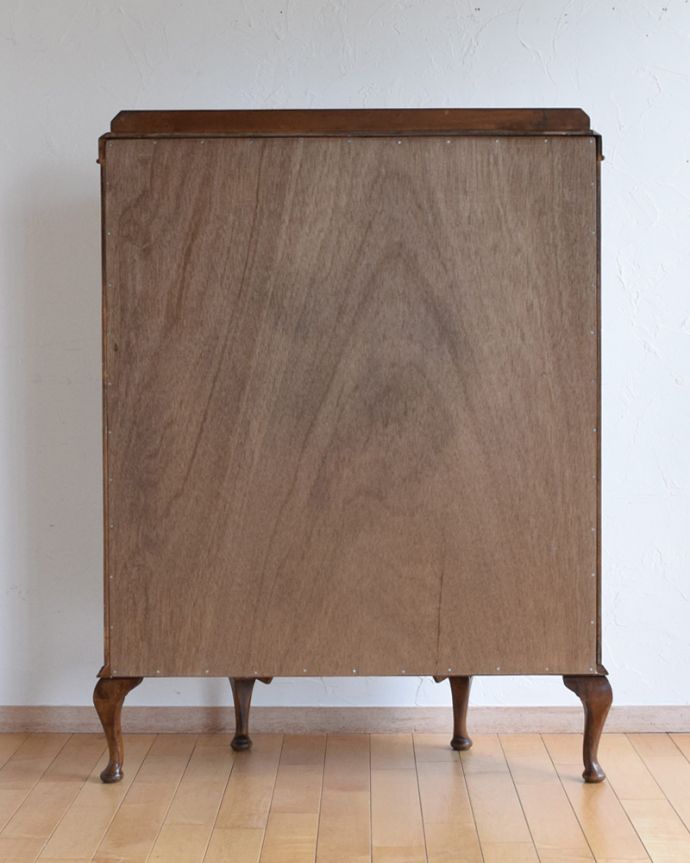 アンティークのキャビネット　アンティーク家具　美しいアンティーク家具、英国輸入のウォールナット材のガラスキャビネット。アンティークは新品ではないので、もちろん経年変化によるキズはありますが、専門の職人が目立たないようキレイにお直しをしているので、後姿までキレイです。(k-1654-f)