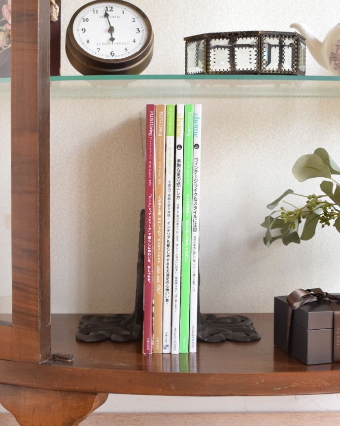 アンティークのキャビネット　アンティーク家具　美しいアンティーク家具、英国輸入のウォールナット材のガラスキャビネット。雑誌やA4サイズのファイルも収納できます。(k-1654-f)