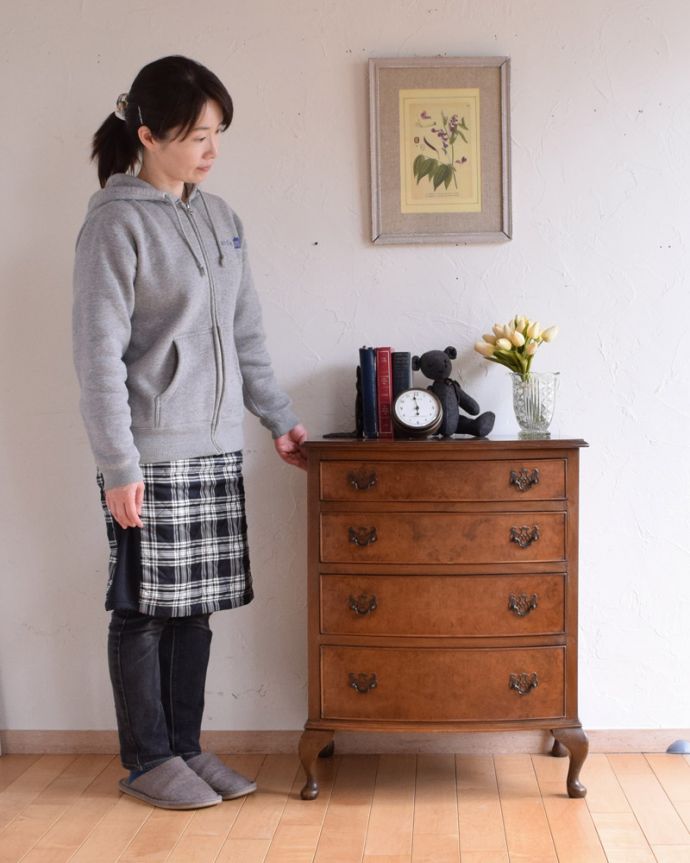 アンティークのチェスト アンティーク家具 英国輸入のアンティーク家具、4段タイプのウォルナット材チェスト。高級感があって女性らしい優しいシルエット。(k-1655-f)